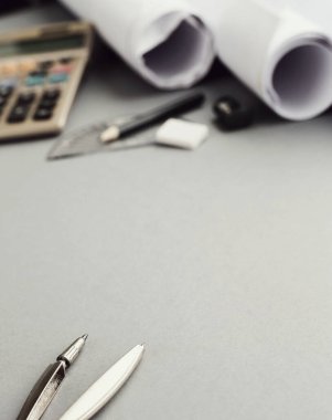 Ofis. Masadaki kırtasiye malzemesi