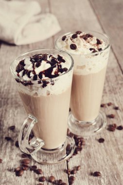 İçelim. Masada kahve frappe 'ı var.