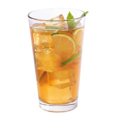 Beyaz arka planda bir bardak çay.