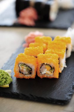 Yiyecekler. Masada lezzetli suşi var.