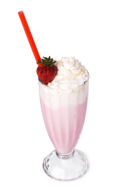 Beyaz arka planda lezzetli çilekli milkshake.