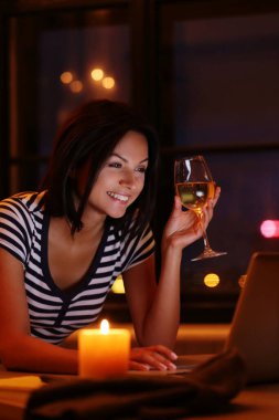 Güzel esmer, bir kadeh şarapla