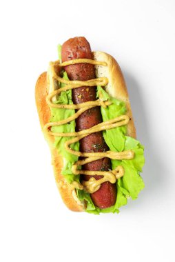 Yiyecekler. Sosisli sandviç masada.