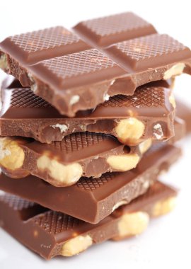 Beyaz arka planda fındıklı sütlü çikolata parçaları