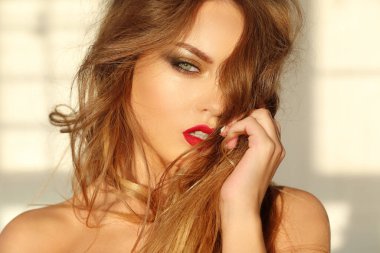 Sarışın ve kırmızı rujlu güzel bir kadın.