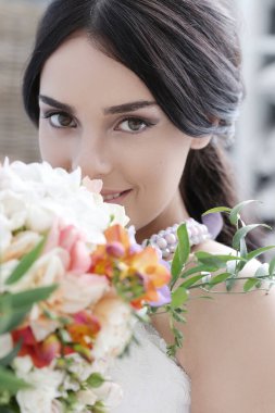 Düğün için. Güzel buketli güzel gelin