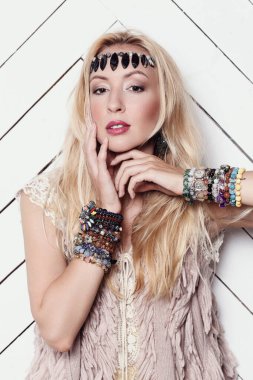 Kırmızı ruj ile güzel kadın