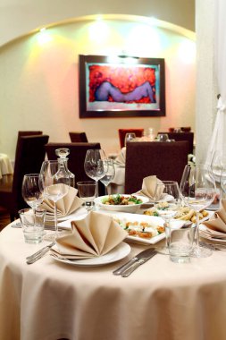 Restoran servisi ve atıştırmalıklarla dolu bir ziyafet masası.