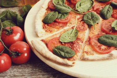 Yiyecekler. Masada pizza var.