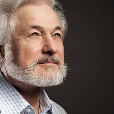 siyah zemin sakallı yaşlı bir adam portresi portre