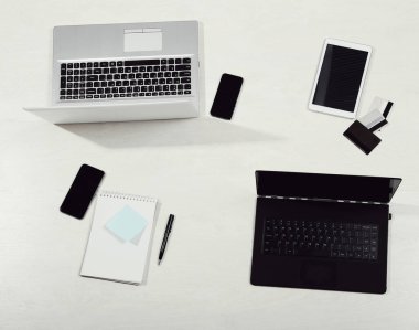 İş yeri. Ofis masası en üstten görünüyor