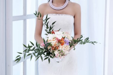 Gelinlik içinde güzel gelin