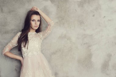 Beton arka planda muhteşem bir kadın.