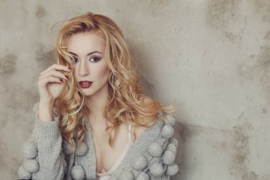 Tuhaf elbiseli muhteşem bir kadın.