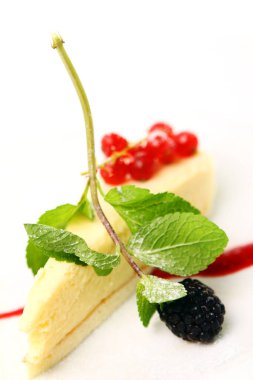 Nane ve böğürtlenli taze cheesecake tatlısı.