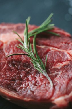 Yemek pişirme, et hazırlama. Masada çiğ biftek var.