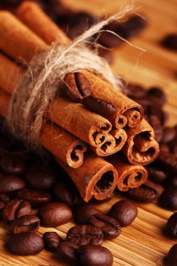 Tarçın çubukları ve kahve çekirdeklerini kapatın. 