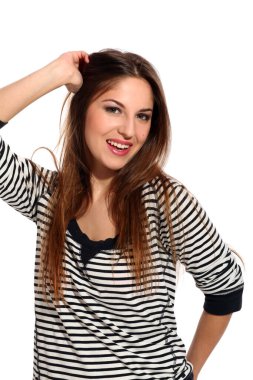 Beyaz arka planda uzun saçlı güzel bir genç kadın.