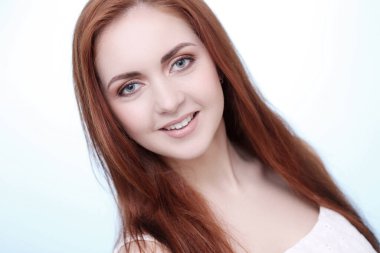 Kızıl saçlı güzel bir kadın.