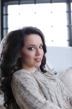 Sandalyede oturan güzel esmer