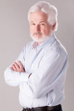 Geçmişi gri sakallı yakışıklı yaşlı bir adam.