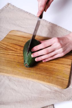 Mutfak, yemek. Mutfakta yemek pişiren kadın.