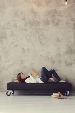 Tüylü bir bankta güzel bir kadın