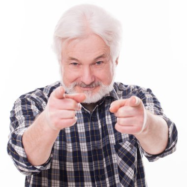 Gri sakallı yakışıklı yaşlı adam beyaz arka planda izole edilmiş.