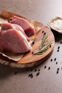 Yemek pişirmek. Masada çiğ et var.