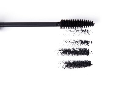 Beyaz arkaplanda kozmetik ürünler