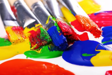 Renkli boya ve fırçaları kapat