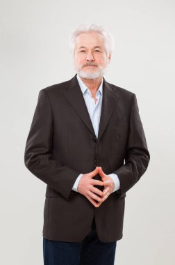 Takım elbiseli yakışıklı yaşlı iş adamı arka planda izole edilmiş