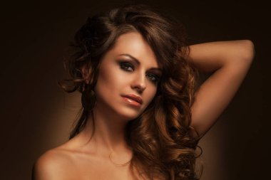 Bukleli ve akşam makyajlı güzel beyaz kadın.