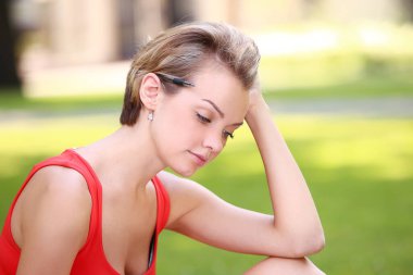 portre rahatlatıcı ve having fun parkta güzel bir kız