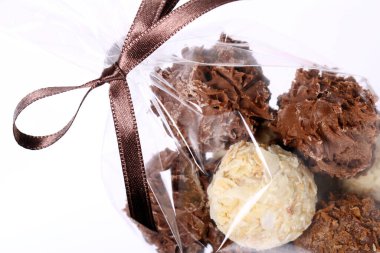 Çikolata şekerlemelerini kapatın. 