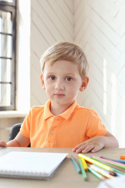 Çocuk, genç. Evdeki tatlı çocuk.