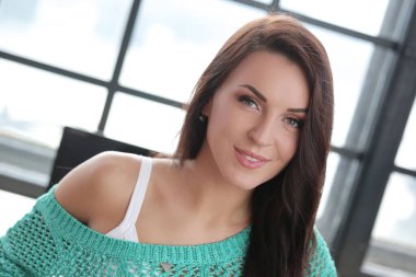 Çalış. Ofisteki kadın.