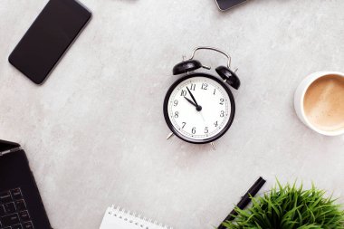 İş yeri. Ofiste bir gün.