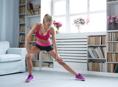 Antrenman yapıyorum. Evde kadın egzersizi.