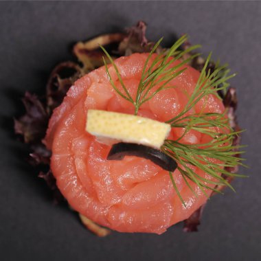 Yiyecekler. Siyah arka planda nefis aperatifler