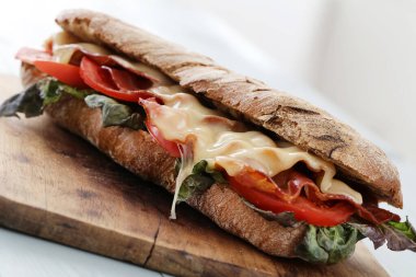 Lezzetli, peynirli uzun sandviç.