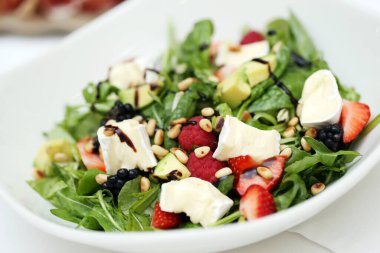 Ziyafette farklı sebzelerle lezzetli bir salata.