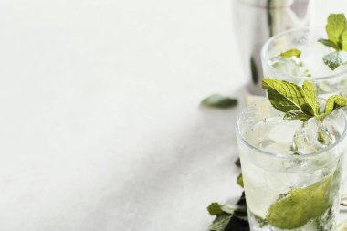 İçelim. Masada mojito kokteyli var.