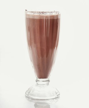 Beyaz arka planda nefis bir milkshake.