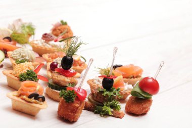 Masada çeşitli atıştırmalıklar var.