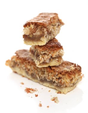 Beyaz arka planda dilim dilim kesilmiş lezzetli pasta.