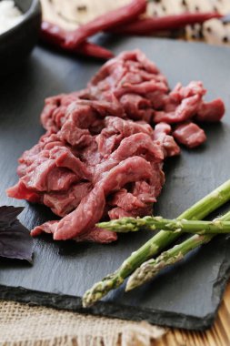 Yemek pişirme, hazırlık. Masada çiğ et var.