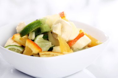 Taze meyve salatasını kapat.