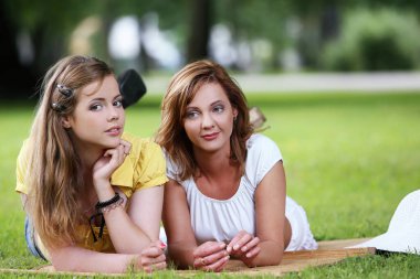 iki güzel kız bir parkta bir pikniğe eğleniyor