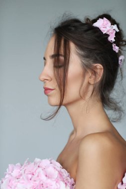 Güzel vücutlu güzel bir kadın.